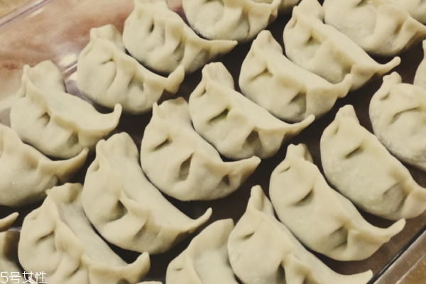 下饺子为什么要加凉水,煮饺子时为什么加凉水