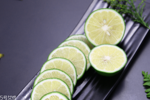 柠檬为什么要用盐洗一洗,柠檬为什么要用盐洗皮