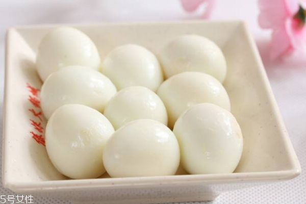 剥鹌鹑蛋的方法,鹌鹑蛋去皮技巧