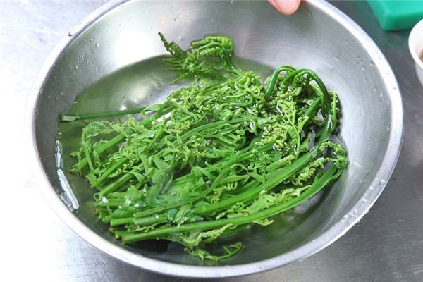 做蕨菜怎么的方法,蕨菜怎么吃法