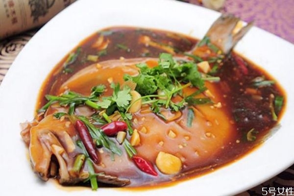 除夕饭桌上为什么要有条鱼(鱼是春节前夕餐桌上)