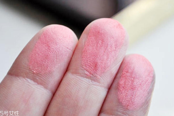 脸的腮红特别红怎么办,腮红怎么治脸两边发红