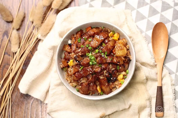 五花肉焖饭怎么做好吃,五花肉焖饭怎么做好吃窍门