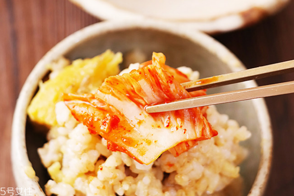 白菜和白糖能一起吃吗,辣白菜含糖吗