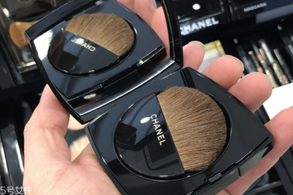 香奈儿蜜粉饼好用吗,香奈儿蜜粉色号怎么选