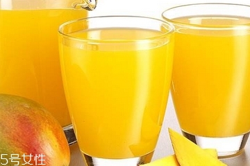 白色衣服上芒果汁怎么洗,芒果汁弄到衣服上怎么洗干净