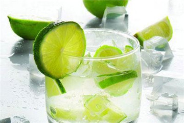 新鲜柠檬泡水用热水还是冷水,柠檬怎么泡才不苦