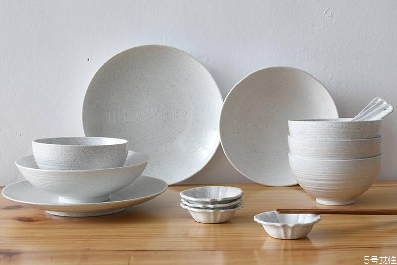 吃饭的碗破损了还可以用吗(家里吃饭的碗有破损有影响吗?)