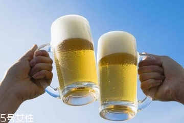 啤酒是怎么做成的,啤酒是怎么酿造出来的