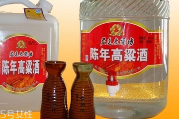 高粱酒是什么颜色的,高粱酒是什么颜色好