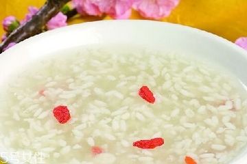 正宗的米酒是什么颜色,黑糯米酒是什么颜色