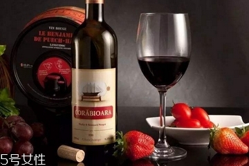 红酒是酸性还是碱性食物,红酒是酸性还是碱性的