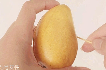 芒果需要剥皮吗,如何剥芒果皮又不浪费果肉呢 芒果需要剥皮吗,如何剥芒果皮又不浪费果肉呢