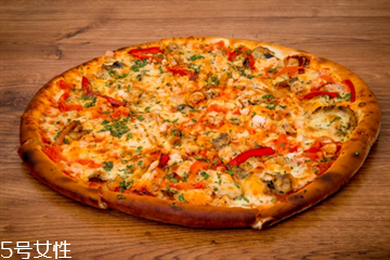 披萨上面的黑圈圈是什么东西,披萨里面的黑圈圈是啥