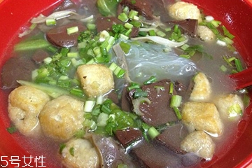 鸭血粉丝汤的汤是怎么熬制出来的,鸭血粉丝汤怎么吃 鸭血粉丝汤的汤是怎么熬制出来的,鸭血粉丝汤怎么吃