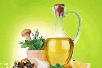 茶油擦痘痘有用吗,茶籽油擦脸有什么作用和功效 茶油擦痘痘有用吗,茶籽油擦脸有什么作用和功效