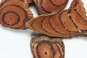 新鲜鸡血藤的功效和作用及食用方法,鸡血藤的好处 新鲜鸡血藤的功效和作用及食用方法,鸡血藤的好处