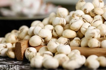 川贝母炖梨水的做法,川贝母熬梨水 川贝母炖梨水的做法,川贝母熬梨水