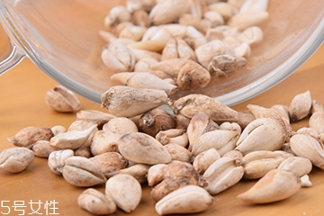 川贝母和松贝有什么区别,松贝母和川贝母哪个好