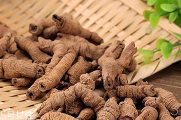 巴戟天可以和枸杞一起泡水喝吗,请问高手,枸杞和巴戟天可以配伍吗