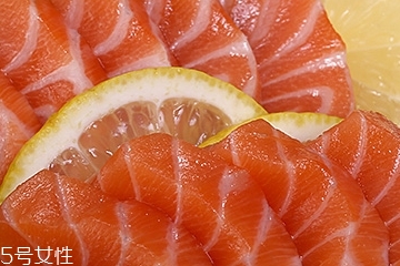 三文鱼会掉色吗?商家说化冻后都这样,三文鱼会掉色吗