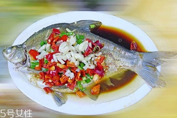 喉咙里面卡鱼刺了怎么办,鱼刺卡到喉咙该怎么办