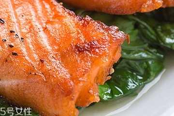 三文鱼刺身是生吃吗,三文鱼刺身是什么