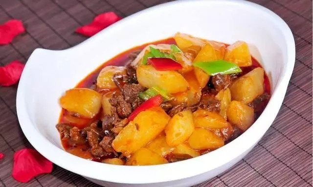 土豆烧牛腩怎么烧又好吃又嫩,牛腩烧土豆怎么做 土豆烧牛腩怎么烧又好吃又嫩,牛腩烧土豆怎么做
