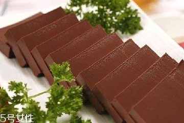 鸡血弄到衣服上怎么办,鸡血搞到衣服上怎样洗