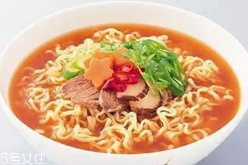 方便面没泡熟可以吃吗?,没泡熟的方便面吃了会怎么样?