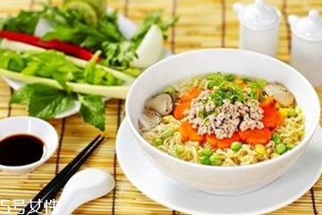 方便面里放牛奶好吃吗,牛奶加方便面可以吃吗