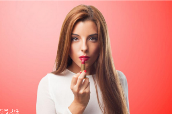 为什么经常涂口红嘴唇发白,长期涂口红唇色会变白