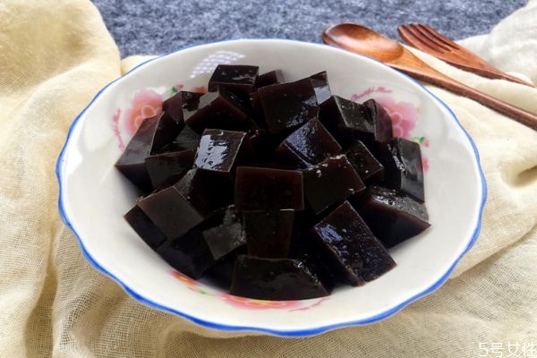 龟苓膏和黑凉粉有什么区别呢,龟苓膏和黑凉粉一样吗 龟苓膏和黑凉粉有什么区别呢,龟苓膏和黑凉粉一样吗