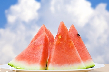 西瓜皮可以做面膜吗可不可以补水呢,西瓜皮可以做面膜吗?