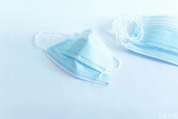 鼻子老是闻到臭味什么原因(鼻子老是闻着有臭味怎么回事)