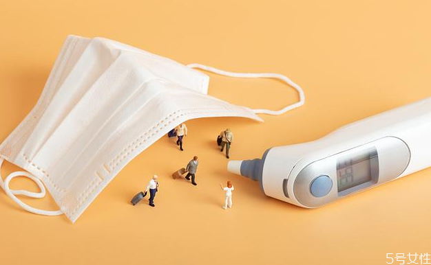 口罩摘下来怎么放最好(口罩摘下来怎么放最好)