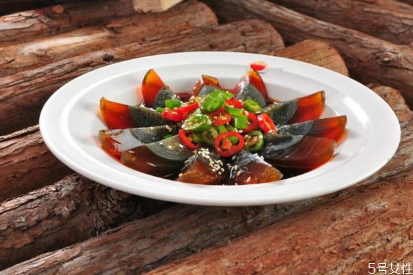 皮蛋凉拌怎么做,凉拌松花蛋的家常做法