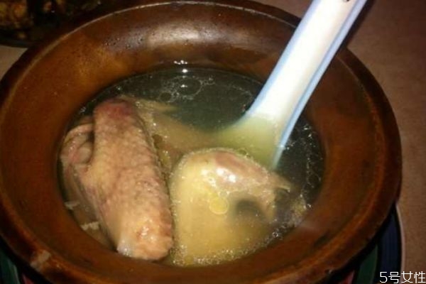 鸽子汤炖出来是黑色的是什么原因,鸽子汤发黑的原因