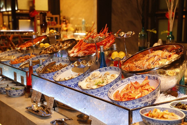 冷餐会和自助餐有什么不同,自助餐应该先吃啥