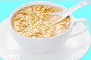 麦片和蜂蜜能一起吃吗?,麦片可以跟蜂蜜一起吃吗