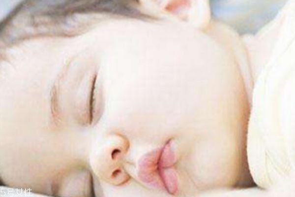 如何预防宝宝淹脖子(预防婴儿淹脖子最有效方法)