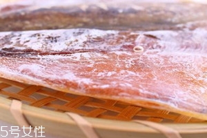 干墨鱼表面白色的是什么,干墨鱼中间有一块硬的白色是啥 干墨鱼表面白色的是什么,干墨鱼中间有一块硬的白色是啥