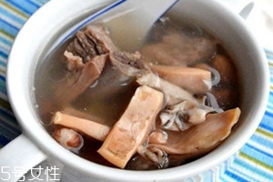 墨鱼汤放什么材料好,墨鱼汤里面可以放什么 墨鱼汤放什么材料好,墨鱼汤里面可以放什么