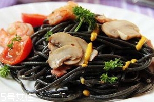 墨鱼面为什么是黑的,墨鱼饭为什么是黑色的