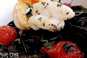 墨鱼水饺为什么是黑色的,墨鱼饺子皮黑色的