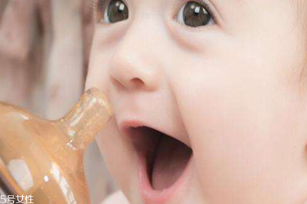 如何预防婴儿牛奶过敏(婴儿对牛奶过敏怎么办)