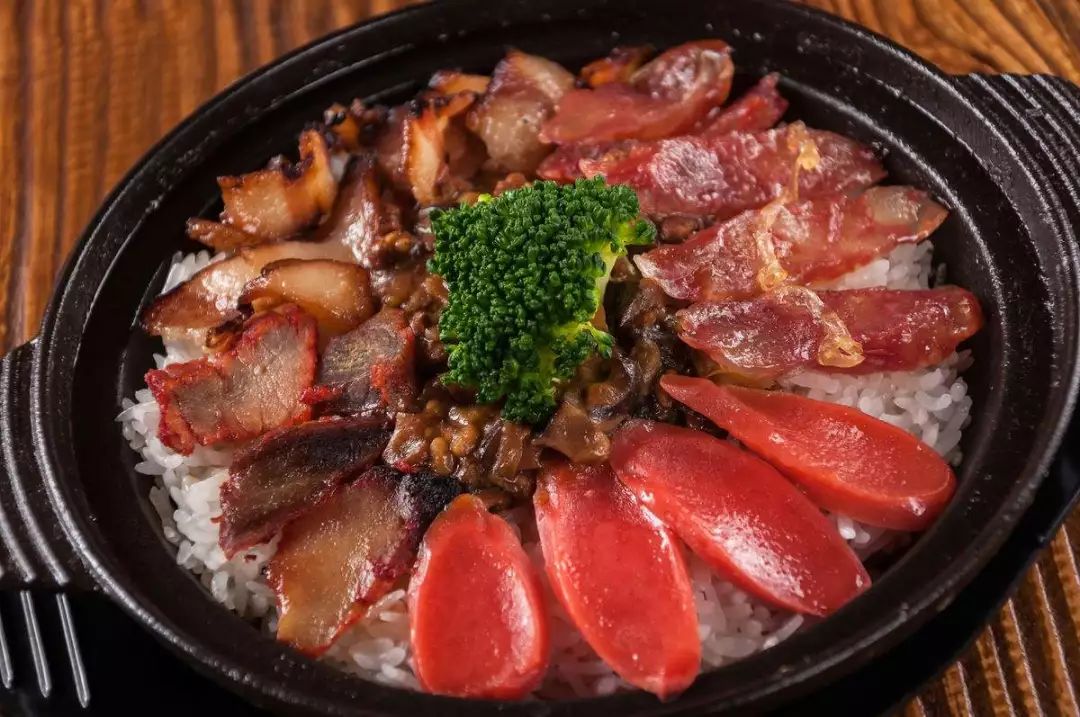 怎么用电饭煲做腊肠饭,腊肠蒸饭电饭煲最简单的方法