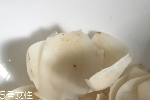 新鲜百合可以炖鸡吗?,新鲜百合可以炖鸡吗的做法