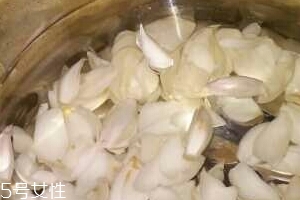 新鲜百合能泡水喝吗用开水泡吗,新鲜百合可以泡水喝吗