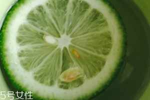 青柠檬可以敷脸吗,柠檬可以直接敷脸吗